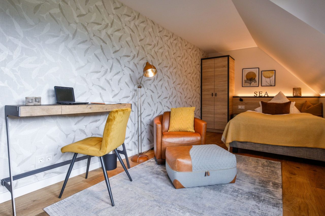 Einzelzimmer auf Sylt: Einzelzimmer 24 mit Schreibtisch im Hotel Sylter Hahn in Westerland