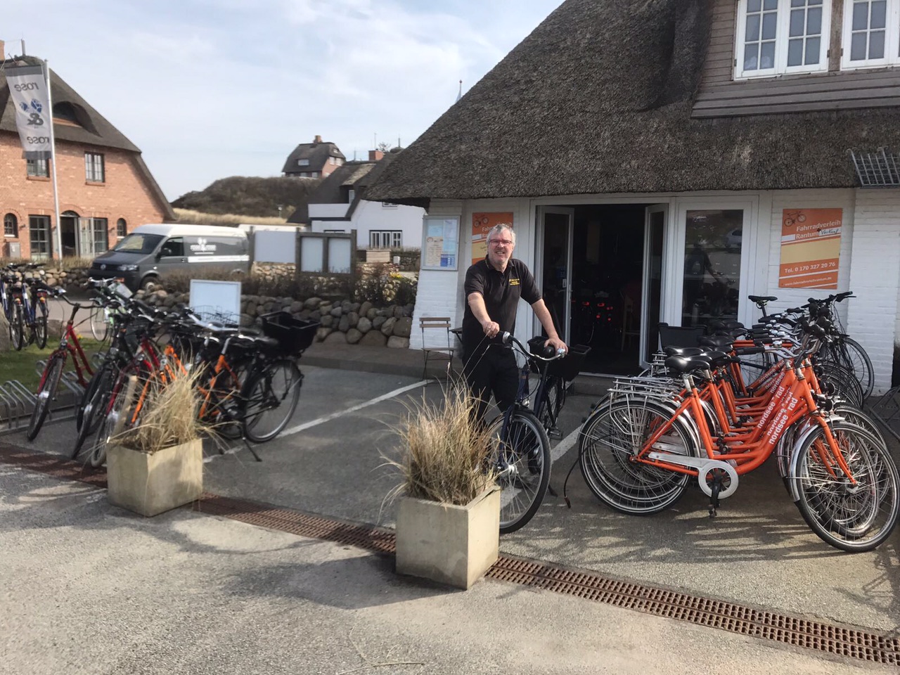 Eingang mit vielen Leihfahrrädern beim Fahrradverleih in Rantum auf Sylt