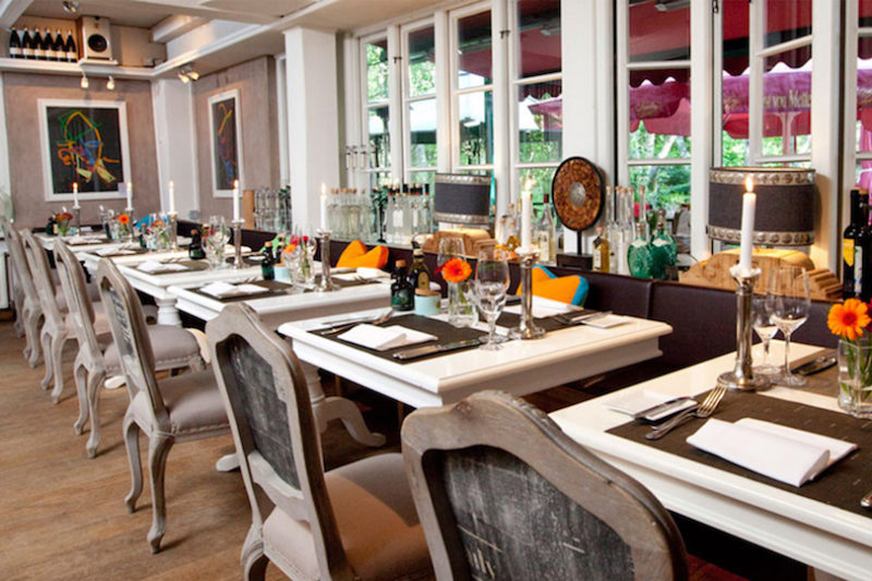 Blick ins Restaurant Vogelkoje Kampen mit feierlich gedeckten Tischen