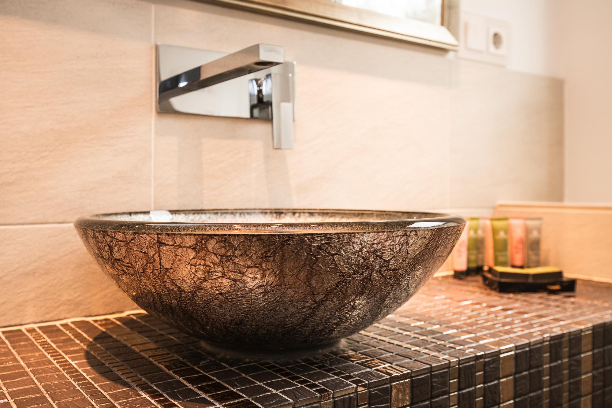 Badezimmer mit besonderem Waschbecken in der Ferienwohnung 39 in Westerland auf Sylt