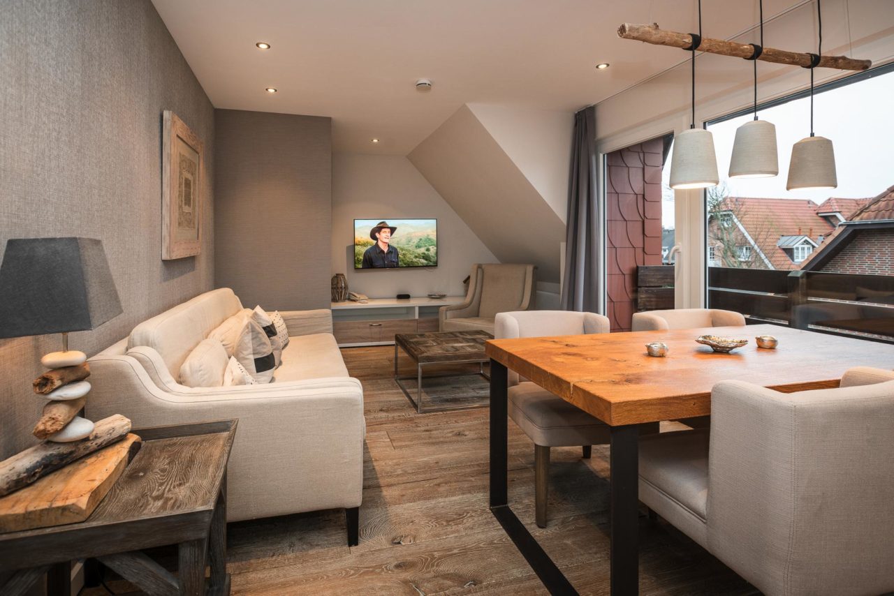 Esszimmer und Wohnbereich im Apartment 27 im Landhaus Sylter Hahn in Westerland
