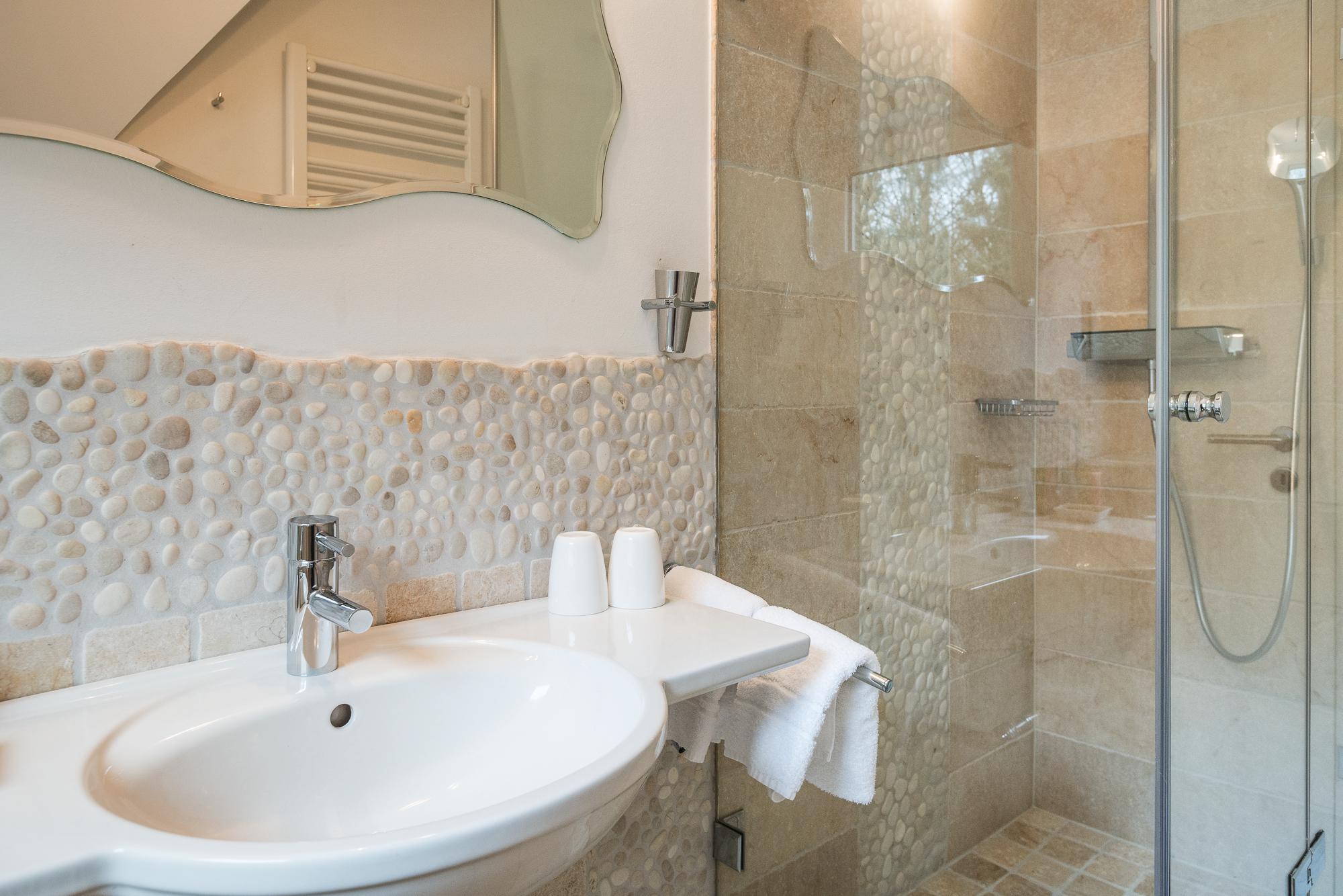 Badezimmer mit Dusche in der Ferienwohnung 38 in Westerland auf Sylt