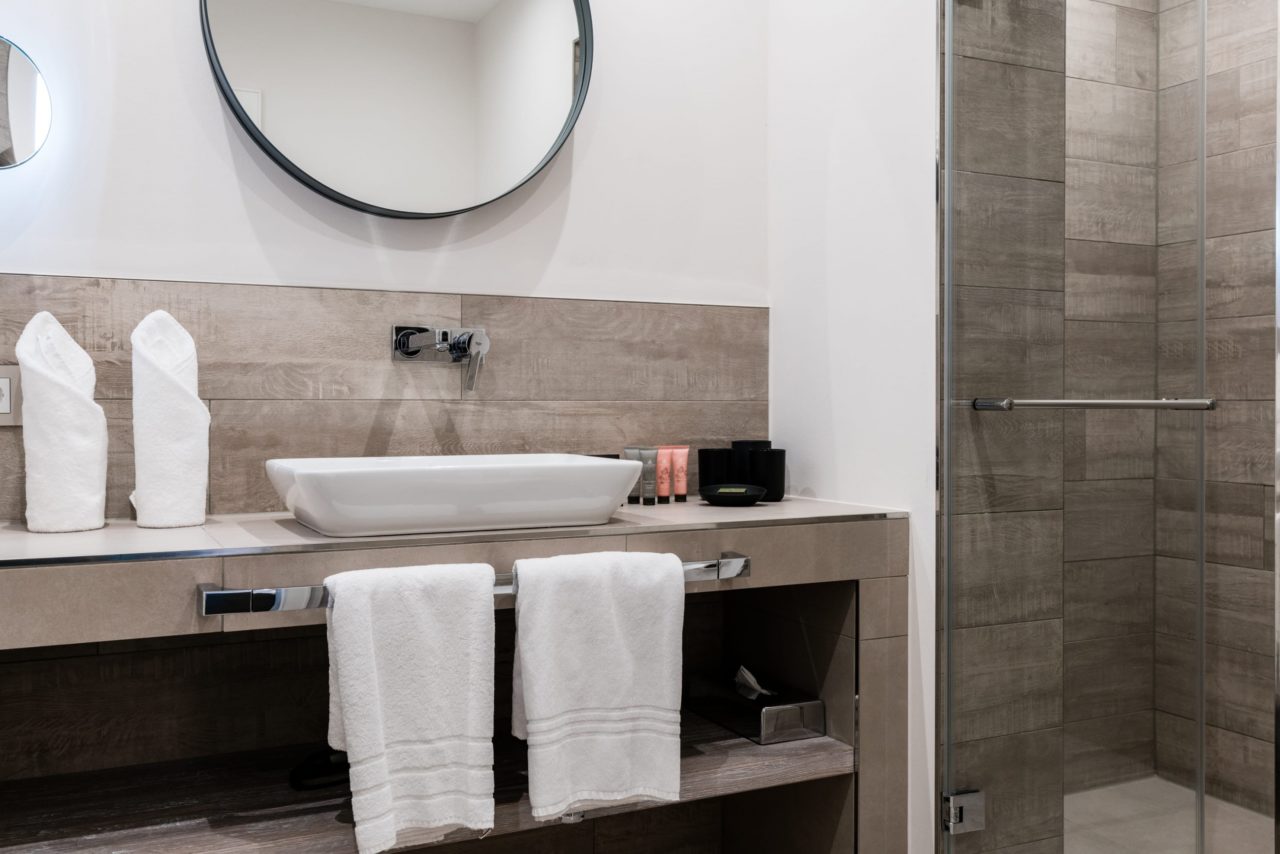Badezimmer mit offener Dusche im renovierten Zimmer 20 im Hotel Sylter Hahn in Westerland auf Sylt