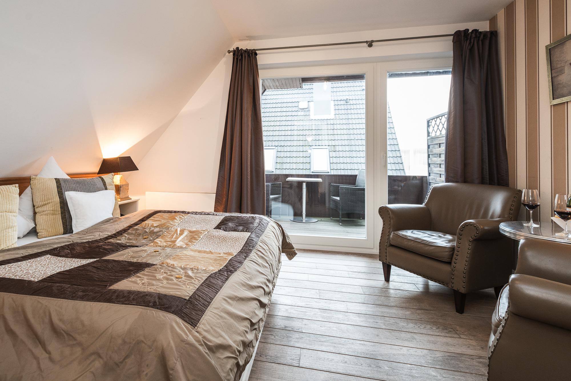 Modernes Doppelzimmer mit Doppelbett, zwei Nachttischen im Hotel Landhaus Sylter Hahn in Westerland.