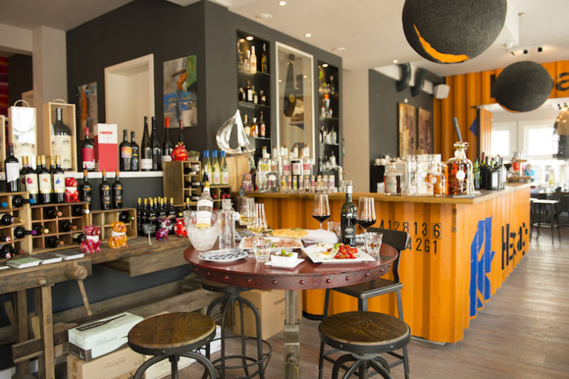 Gedeckter Frühstückstisch und Bar im Hintergrund im Restaurant Dock2