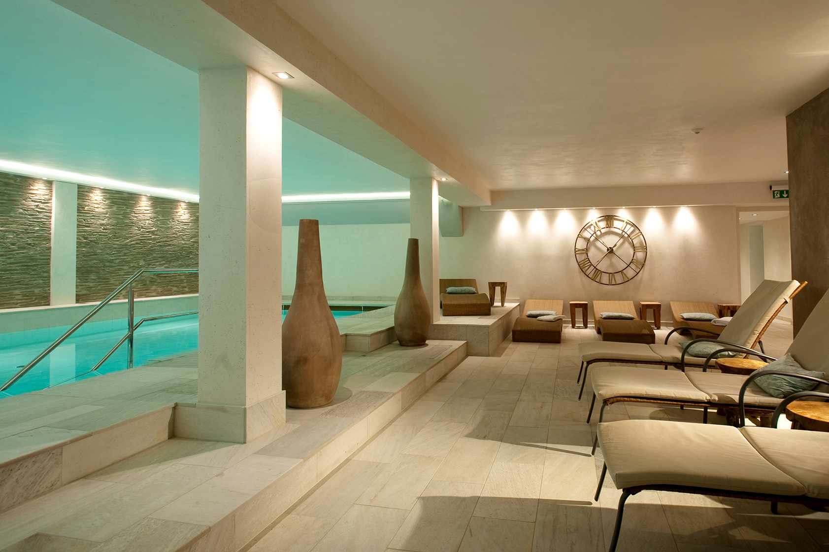 liegen am Pool im Wellnessbereich des Wellnesshotel Landhaus Sylter Hahn Westerland